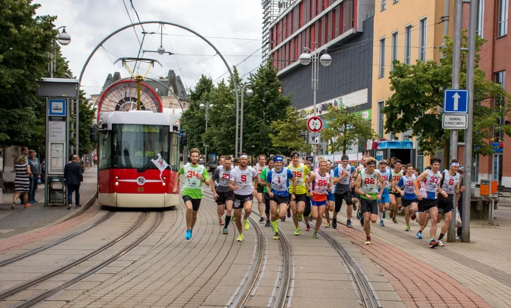 Stroj nebo člověk? Tramvaj prohrála souboj s běžcem o sedm sekund
