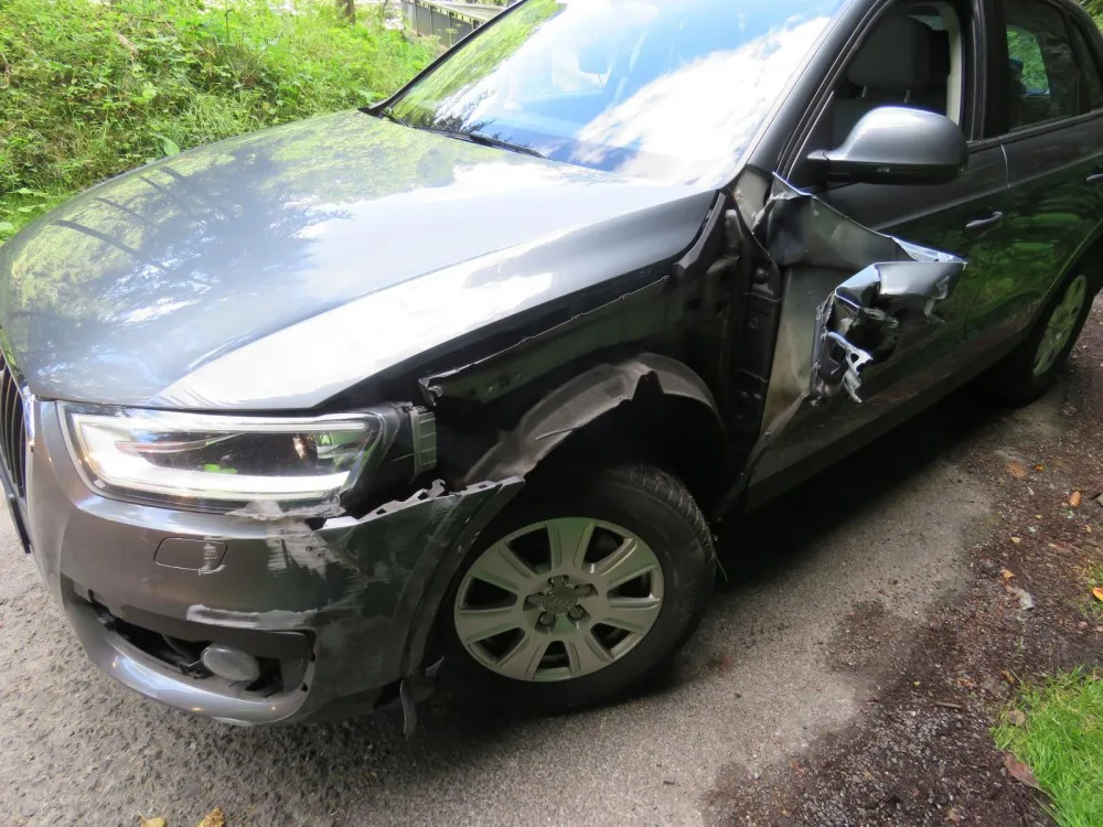 Poničené auto.