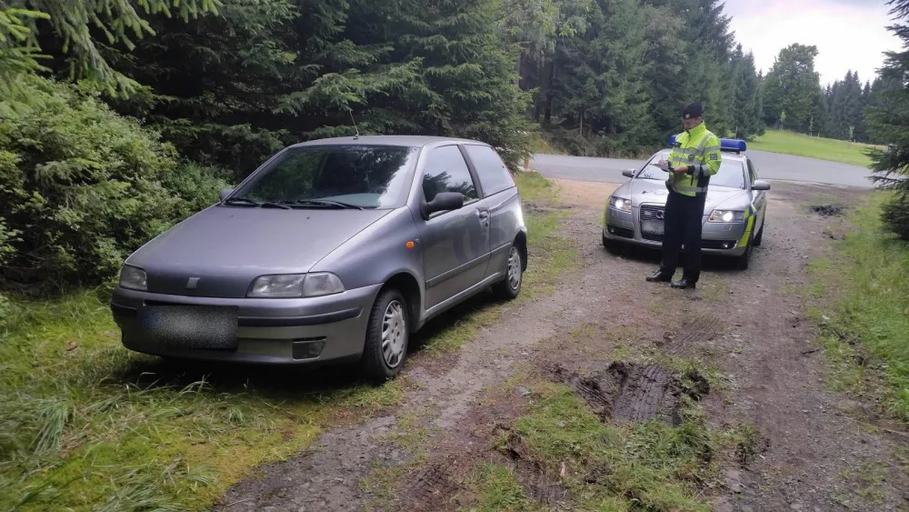 Parkování v Jizerkách se může pěkně prodražit. Policisté se zaměřují na nepovolené vjezdy.