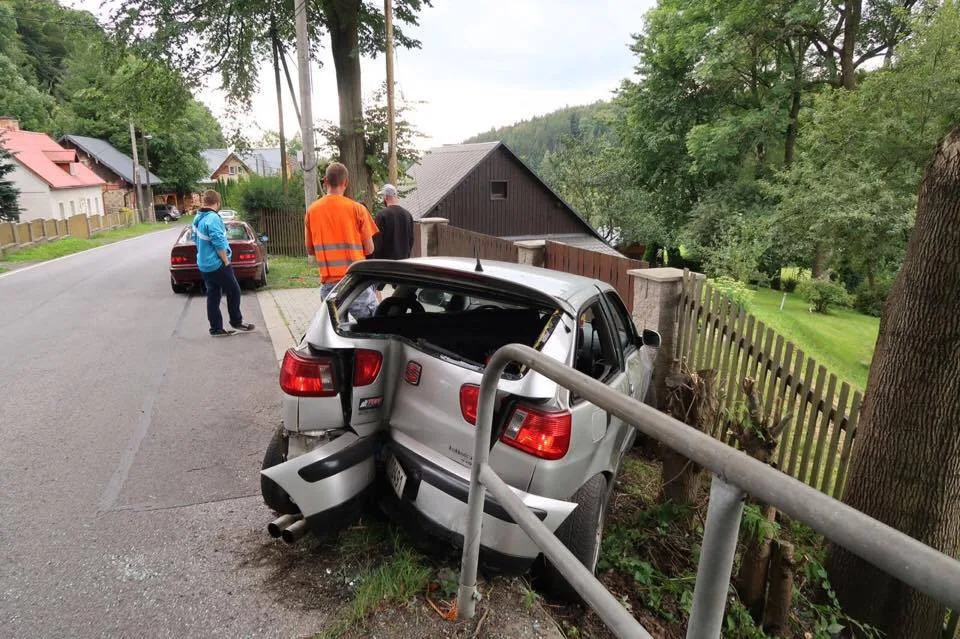 Řidič zdemoloval své auto o zábradlí v Oldřichově, nehoda se obešla bez zranění.