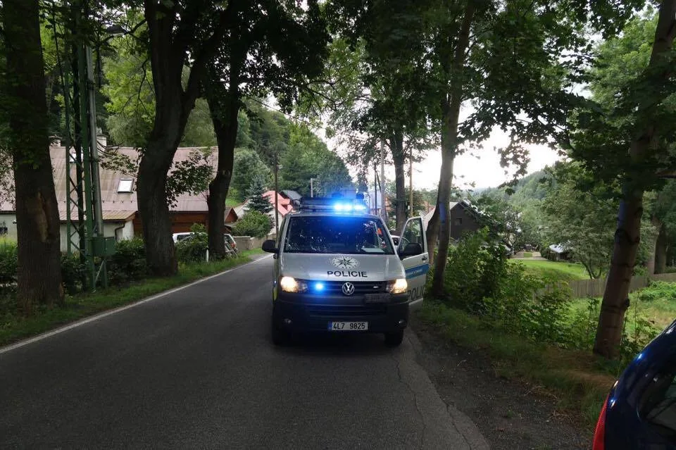 Řidič zdemoloval své auto o zábradlí v Oldřichově, nehoda se obešla bez zranění.
