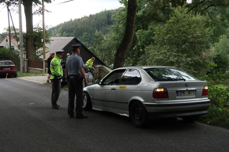 Řidič zdemoloval své auto o zábradlí v Oldřichově, nehoda se obešla bez zranění.