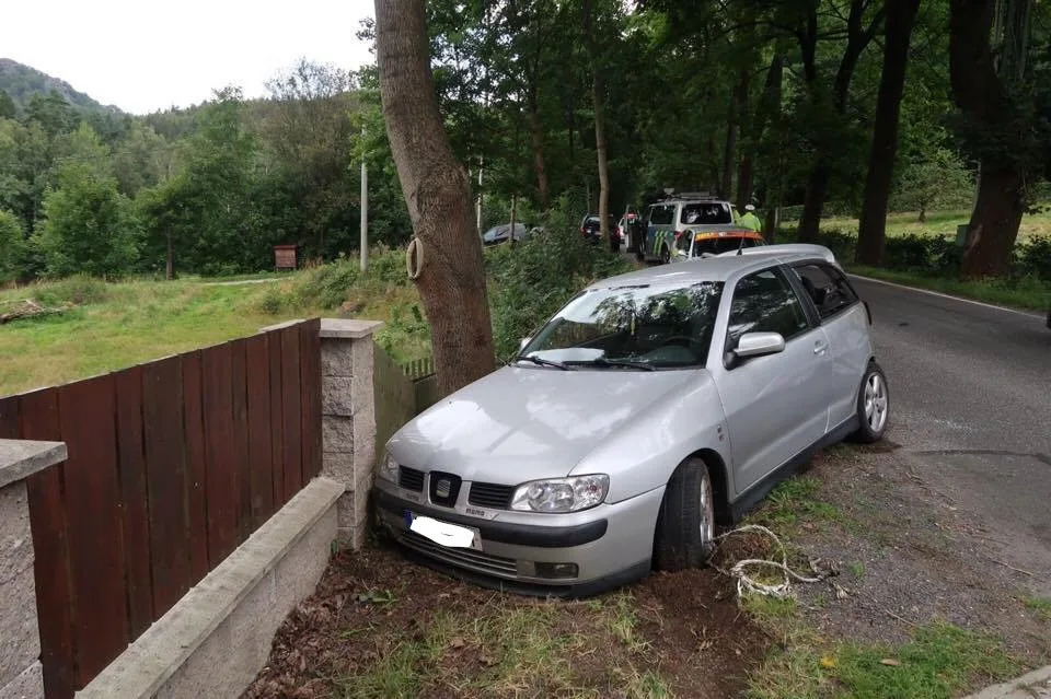 Řidič zdemoloval své auto o zábradlí v Oldřichově, nehoda se obešla bez zranění.