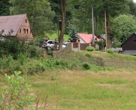 Řidič zdemoloval své auto o zábradlí v Oldřichově, nehoda se obešla bez zranění.