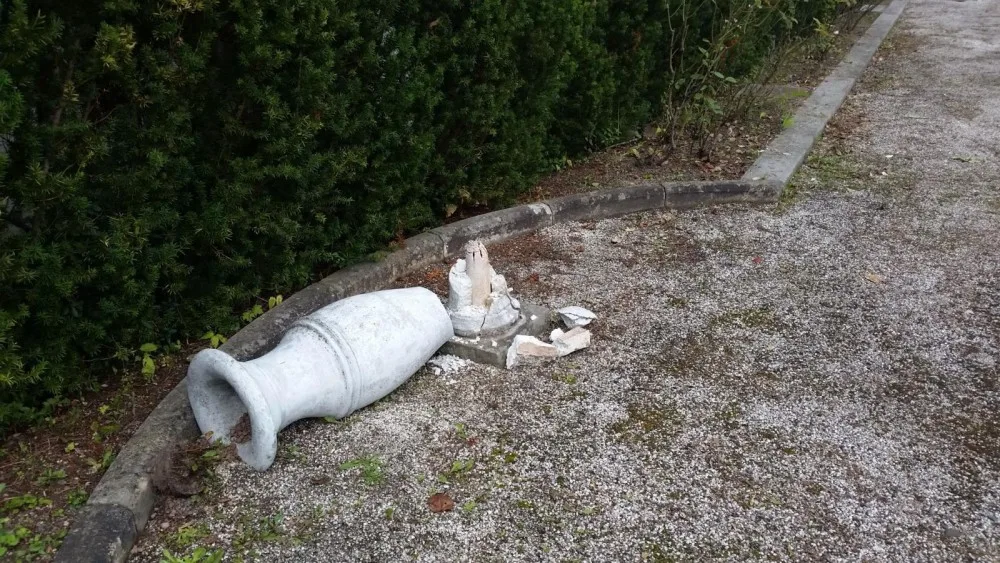 Liberecký zámek vzal útokem neznámý vandal. Policie teď pátrá po jeho totožnosti.