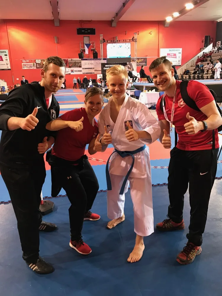 Mistr ČR Matěj Říha se svými trenéry, zleva Martin Rethy, Tereza Reyneltová, Lukáš Honzík