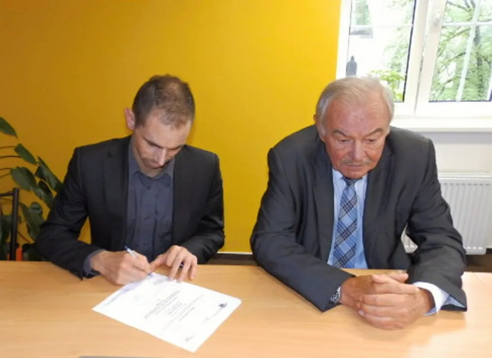 Jan Lejsek podepisuje pověřovací listiny