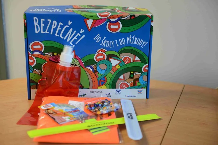 Na prvňáky dnes na lavicích čekaly speciální kufříky. Složil se na ně kraj s desítkami partnerů.