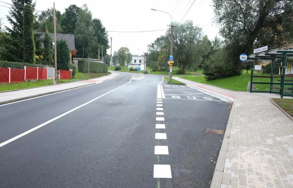 Oprava příjezdové silnice do Chrastavy je u konce.