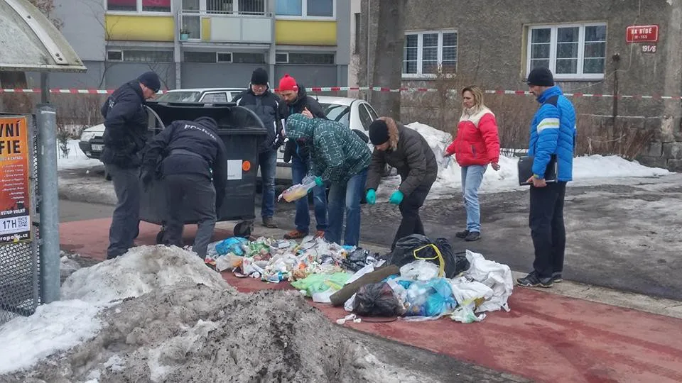 Kriminalisté prohledávající místo nálezu dítěte.