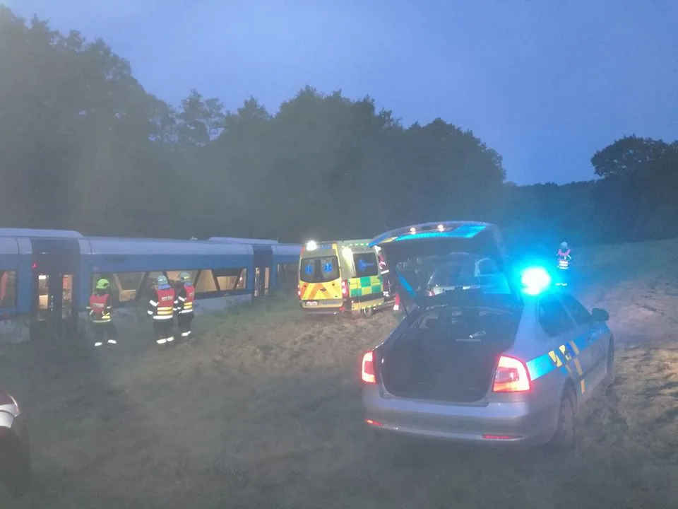 Vlak projíždějící Frýdlantem zachytil muže. Střet přežil, utrpěl středně těžká poranění.