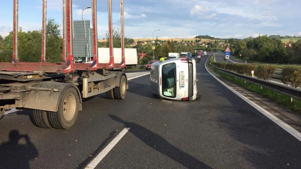 Střet nákladního automobilu a osobáku zastavil provoz na hlavním tahu na Liberec.
