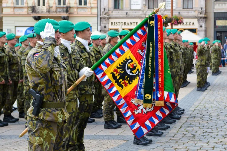 V Liberci dnes jednotka slavila 40 let od vzniku chemické brigády a také 150. výročí přítomnosti vojsk ve městě.