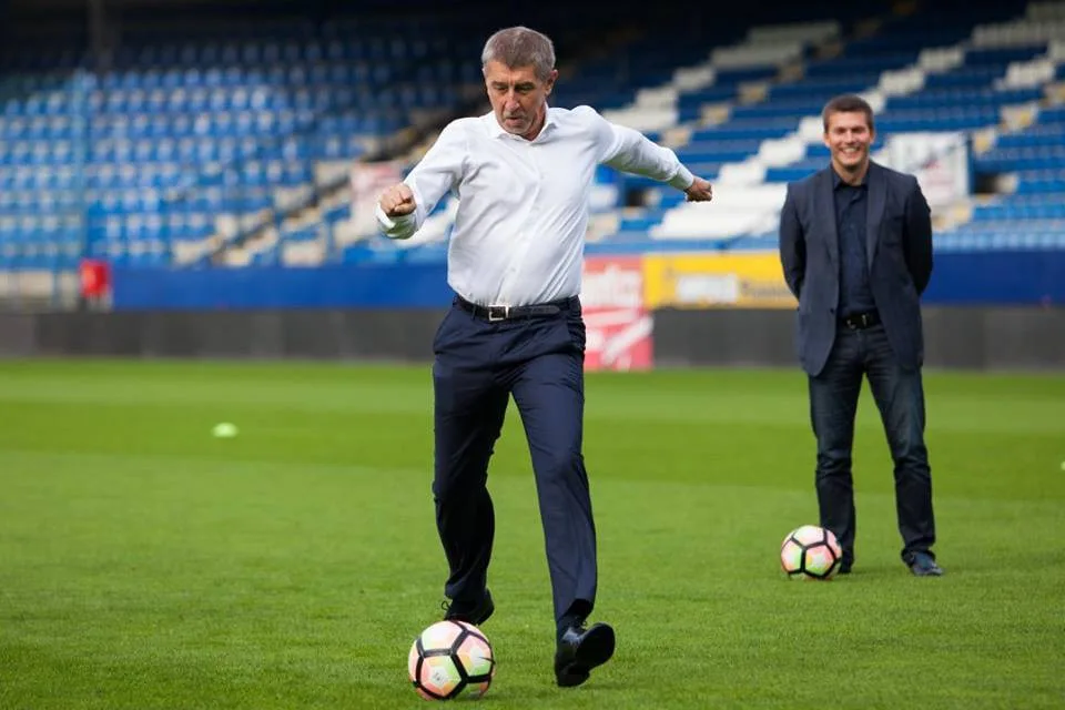 Andrej Babiš střílí na bránu.