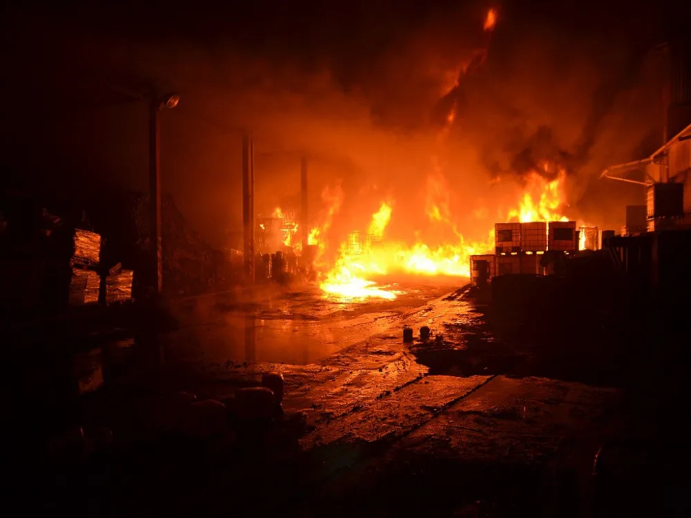 Požár v Lomnici zaměstnal hasiče ze tří krajů, místní už můžou bez obav větrat.