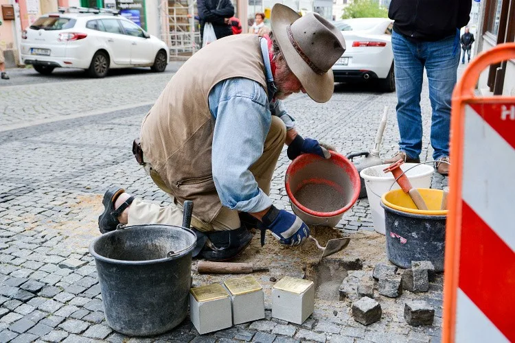 Tragické osudy Židů připomínají v Liberci další kameny.