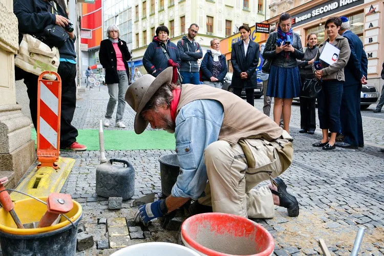 Tragické osudy Židů připomínají v Liberci další kameny.
