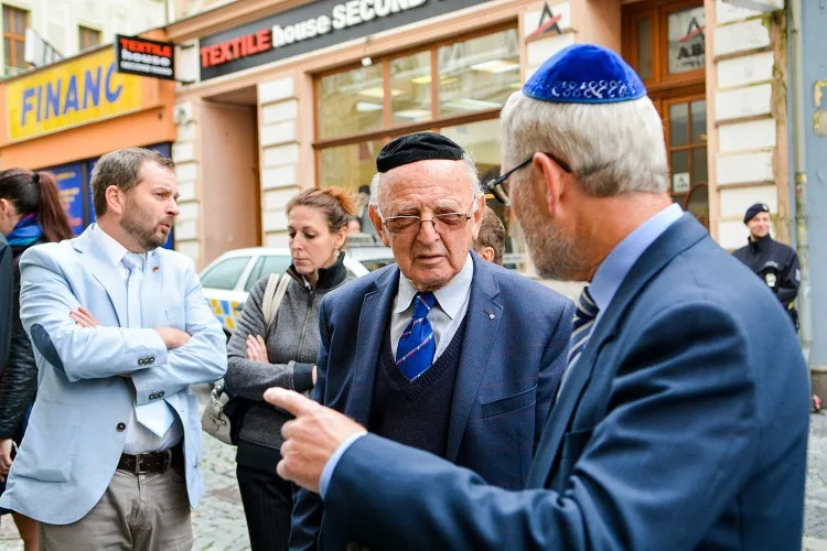 Tragické osudy Židů připomínají v Liberci další kameny.