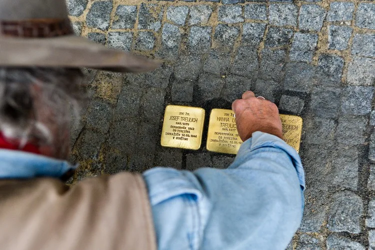 Tragické osudy Židů připomínají v Liberci další kameny.