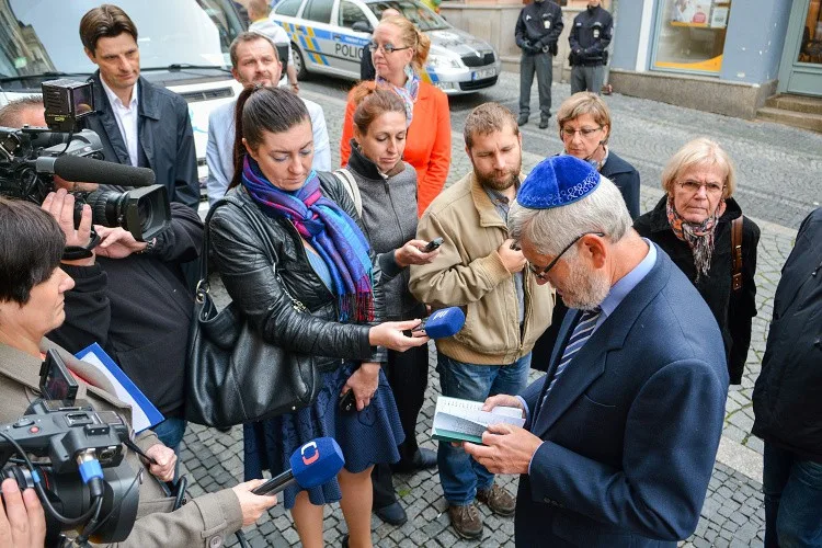 Tragické osudy Židů připomínají v Liberci další kameny.