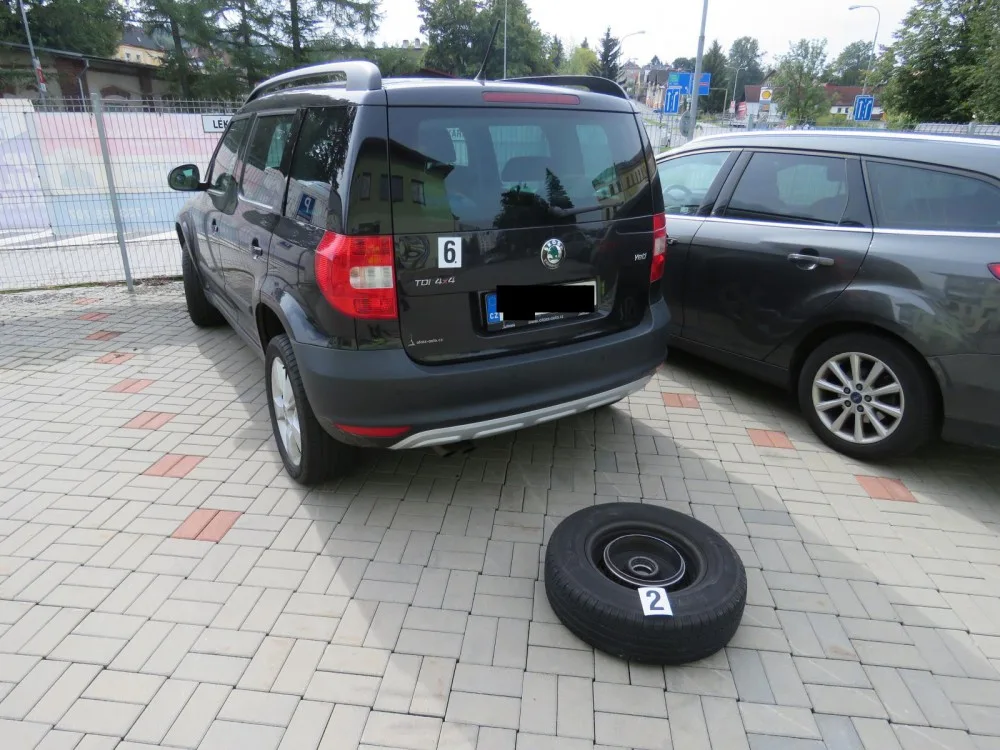 Kolo utržené z přívěsu se zastavilo o zaparkované auto, nikoho nezranilo.