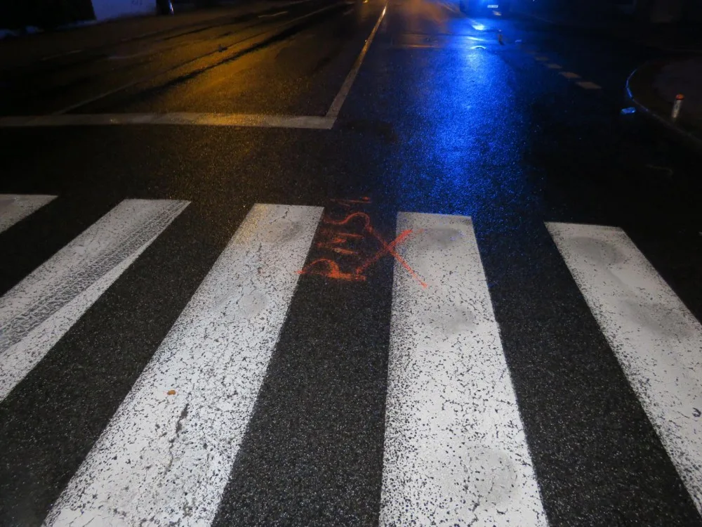 Policie pátrá po dalším řidiči, který ujel od nehody. Po střetu s autem zůstala na přechodu sražená žena.