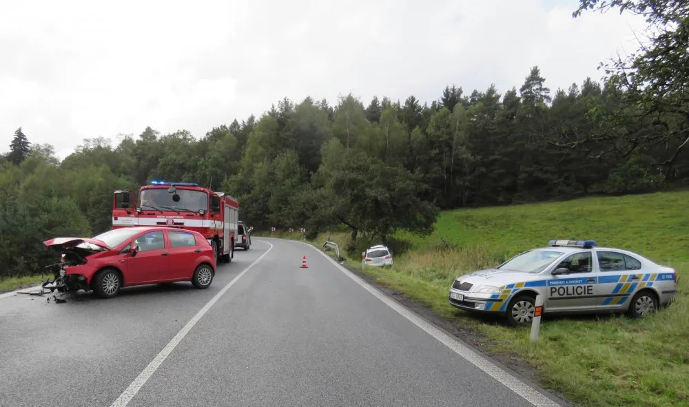 Řidič Punta dostal u Lvové smyk, narazil do protijedoucího auta.