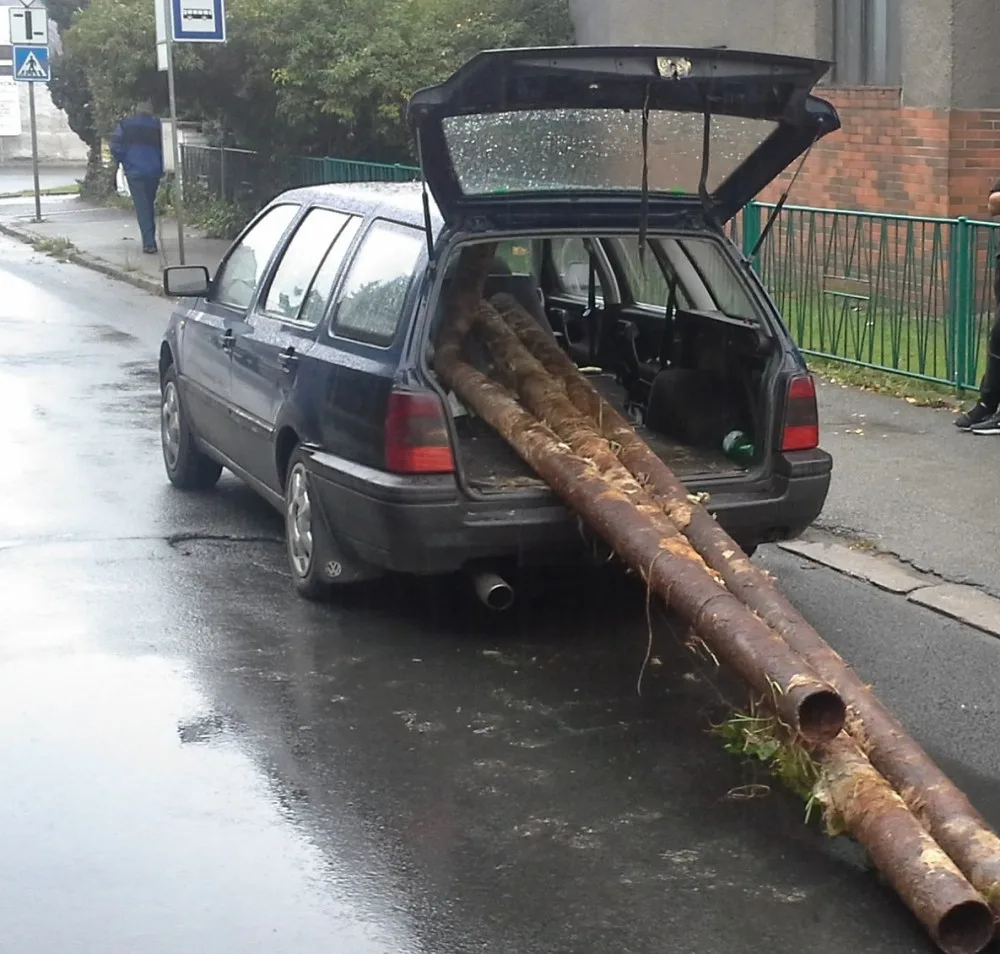 Zloději odváželi čtyřmetrové trubky z areálu nemocnice, po chvíli je zadrželi strážníci