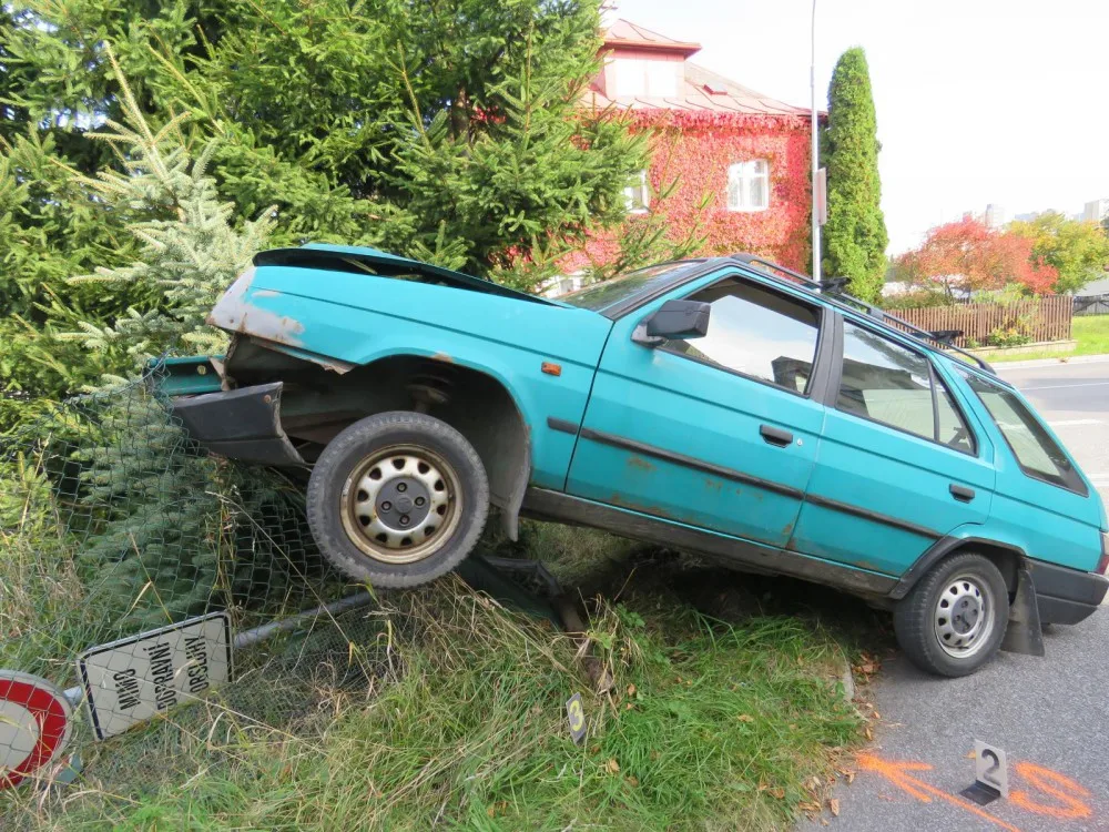 Senior nejspíš usnul za volantem škodovky, zastavil ho až náraz do plotu a značky.