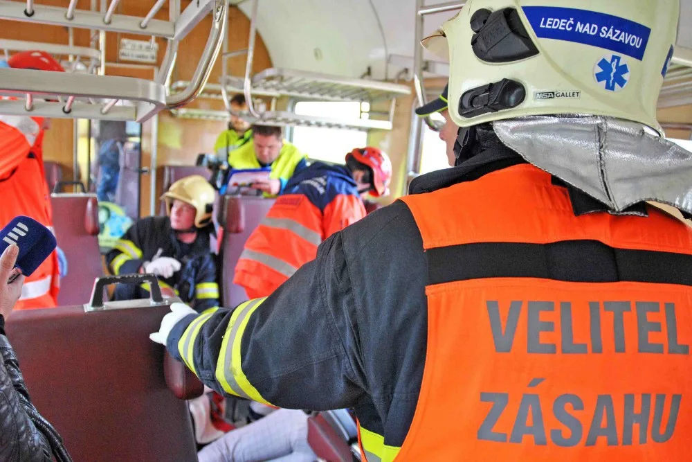 Práce porodní asistentky není cizí ani hasičům, ukázalo cvičení na libereckém nádraží.