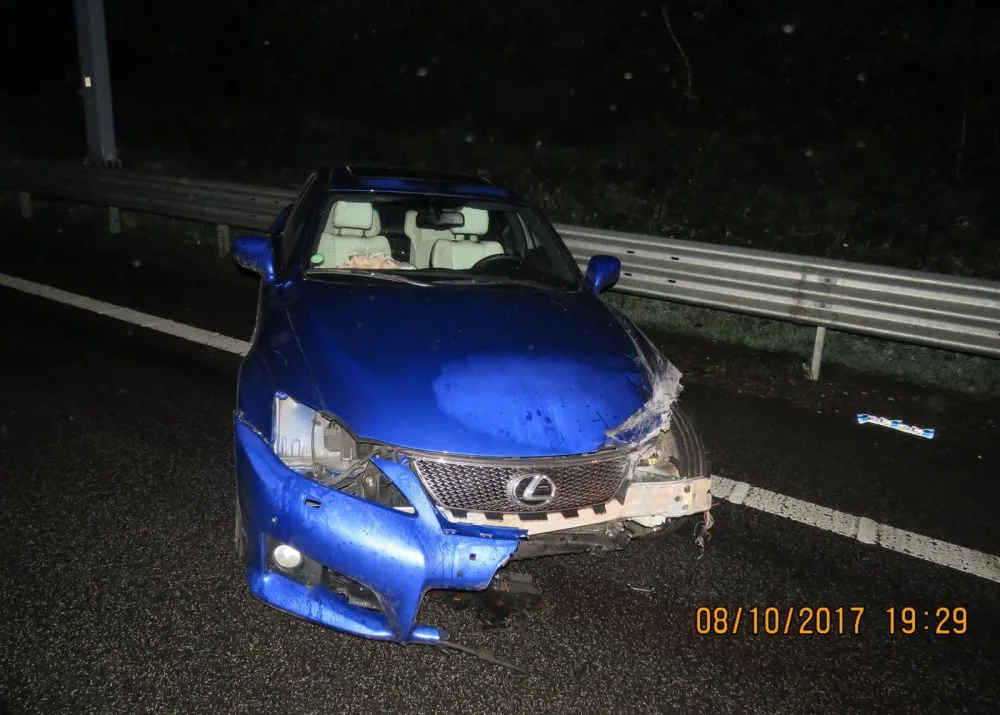 Lexus po nárazu.