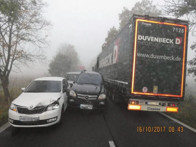 Předjíždění v silné mlze se řidiči Mercedesu vymstilo. Své auto zaklínil mezi kamion a další osobák.