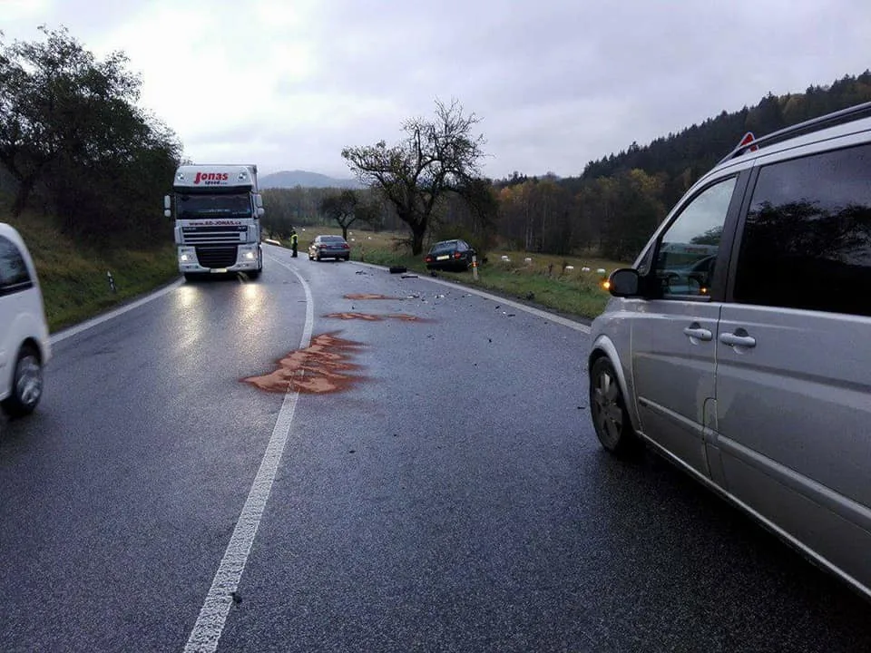 Další nehoda ve Lvové. Střet dvou osobních aut si vyžádal dvě zraněné osoby.