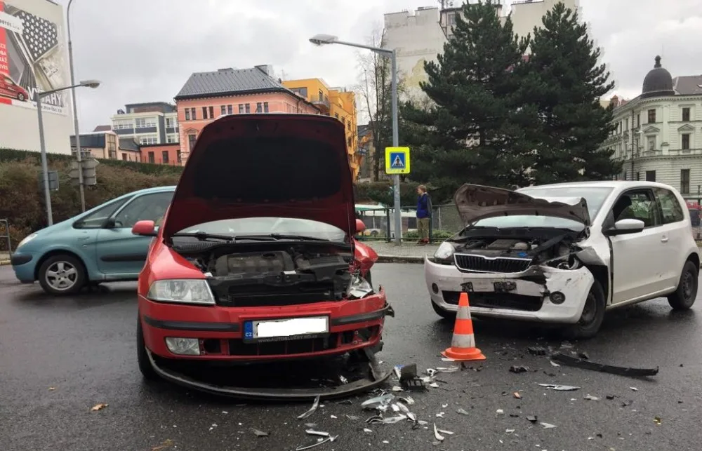 Provoz na frekventované křižovatce u knihovny blokovala nehoda dvou aut.