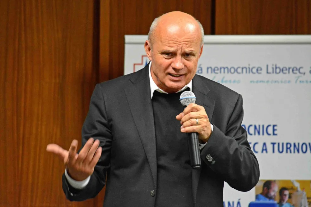 Michal Horáček v debatě se zaměstnanci liberecké nemocnice.
