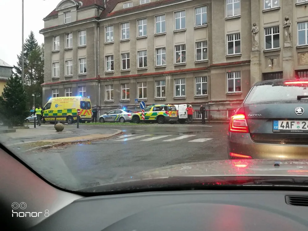 Žena odstavila auto na přechodu.