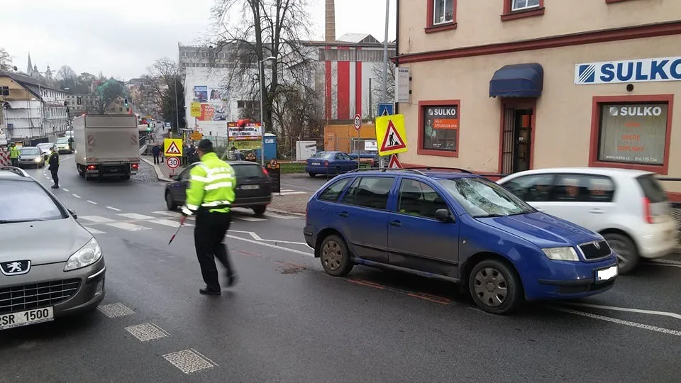 Nehoda v Londýnské ulici. Chodkyně sražená na přechodu skončila v nemocnici.