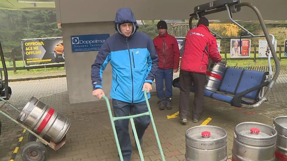 Na lanovce kroužily stovky pivních sudů. Technici testovali před zimní sezonou funkčnost brzd.