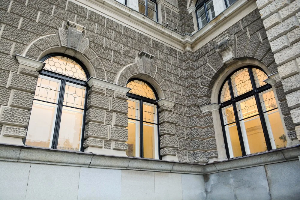 Nová okna na radnici.