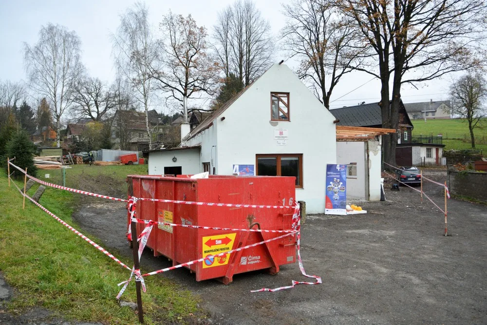 V Krásné Studánce vyroste nová zbrojnice. Demolice staré budovy začala tento týden.