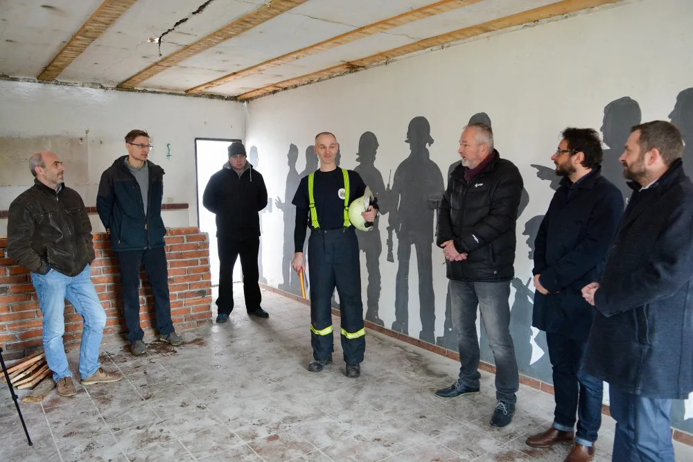 V Krásné Studánce vyroste nová zbrojnice. Demolice staré budovy začala tento týden.