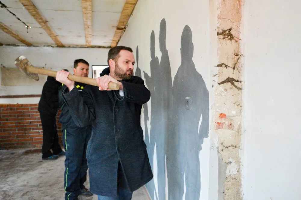 V Krásné Studánce vyroste nová zbrojnice. Demolice staré budovy začala tento týden.