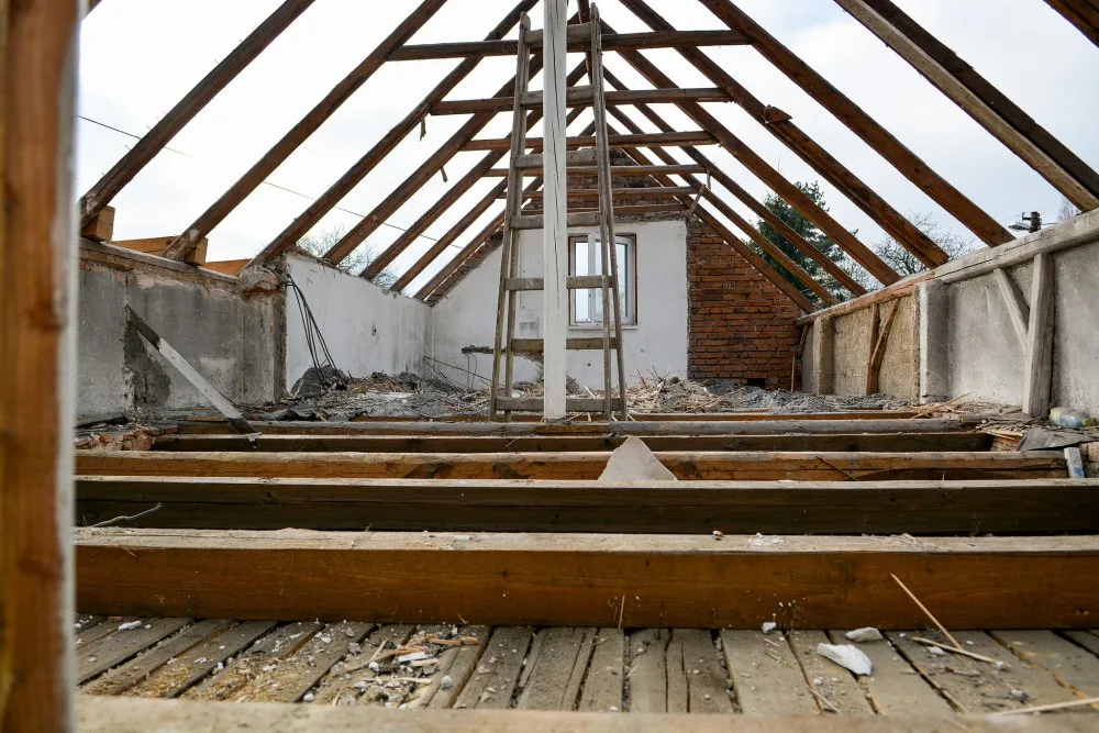 V Krásné Studánce vyroste nová zbrojnice. Demolice staré budovy začala tento týden.