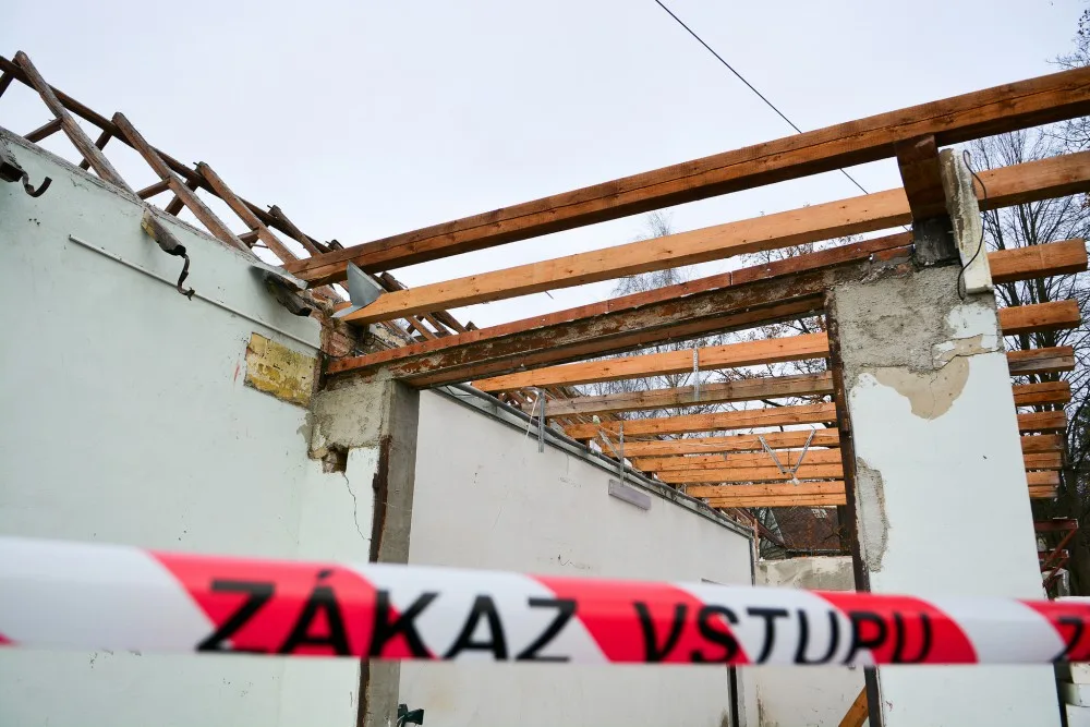 V Krásné Studánce vyroste nová zbrojnice. Demolice staré budovy začala tento týden.
