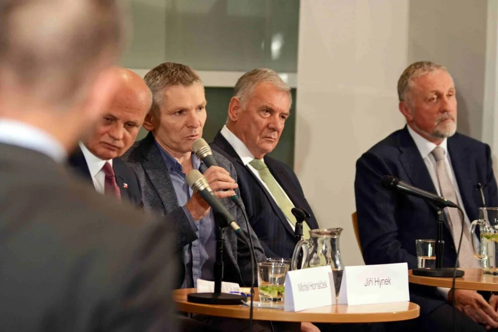 Debata prezidentských kandidát přilákala do knihovny několik stovek Liberečanů.