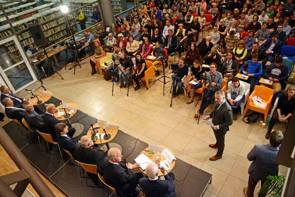 Debata prezidentských kandidát přilákala do knihovny několik stovek Liberečanů.