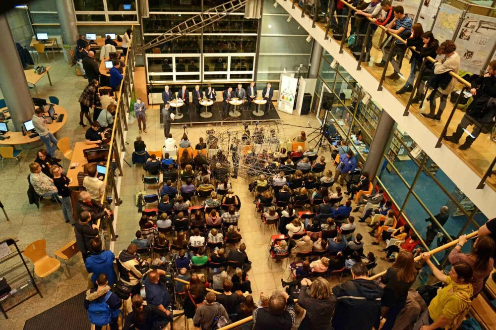 Debata prezidentských kandidát přilákala do knihovny několik stovek Liberečanů.