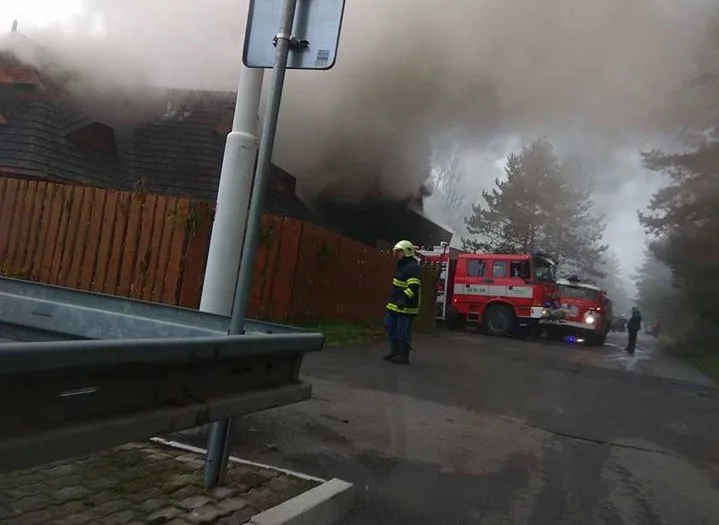 Vyhlášenou kolibu 4 Kameny u dálnice ve směru na Prahu zachvátil rozsáhlý požár.