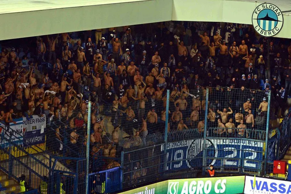 Fanoušci Baníku Ostrava na stadionu U Nisy.