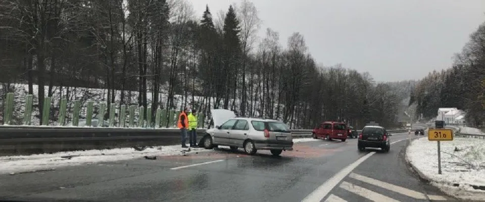 V noci v horách připadlo až 10 centimetrů sněhu, dopravu blokuje několik nehod.